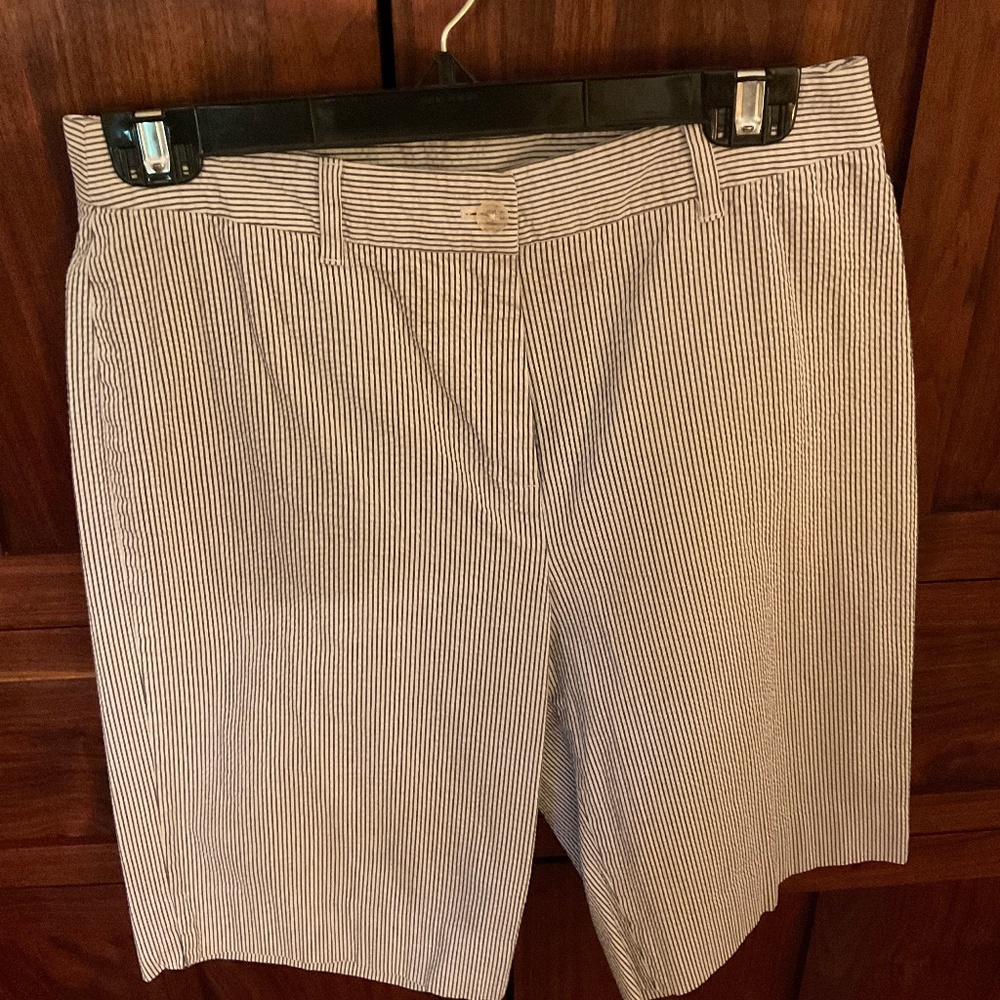 Jones New York seersucker shorts size 6